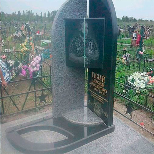 Памятник на кладбище фотография